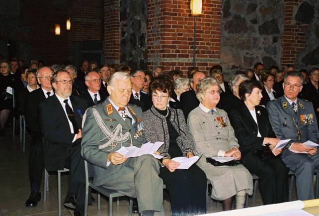 Kutsuvieraat ja lipun naulaajat