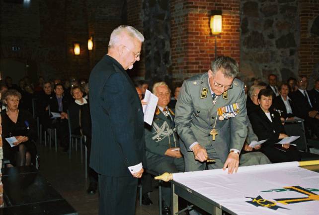 Kentt�piispa Hannu Niskanen naulasi ja vihki lipun