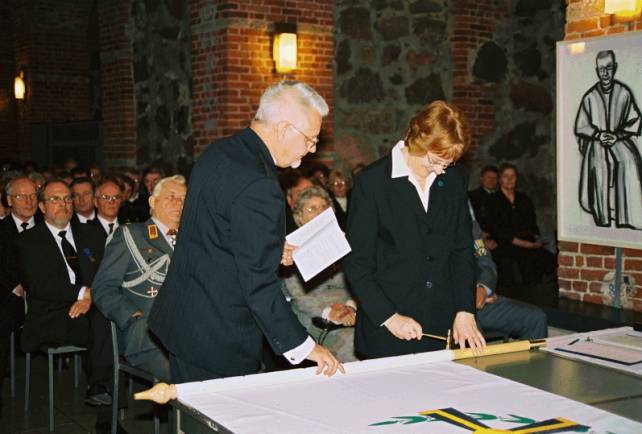 Viimeisen naulan l�i P��kaupunkiseudun Sotaorpojen puheenjohtaja Lea Heinonen